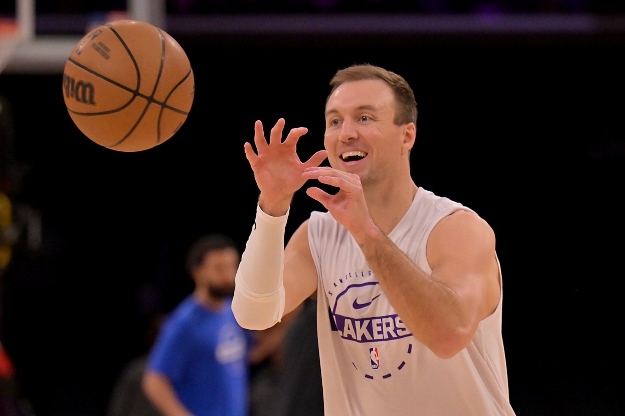 自加盟湖人以来的9场，肯纳德场均贡献10.1分2.7板1.8助，三项命中率65/