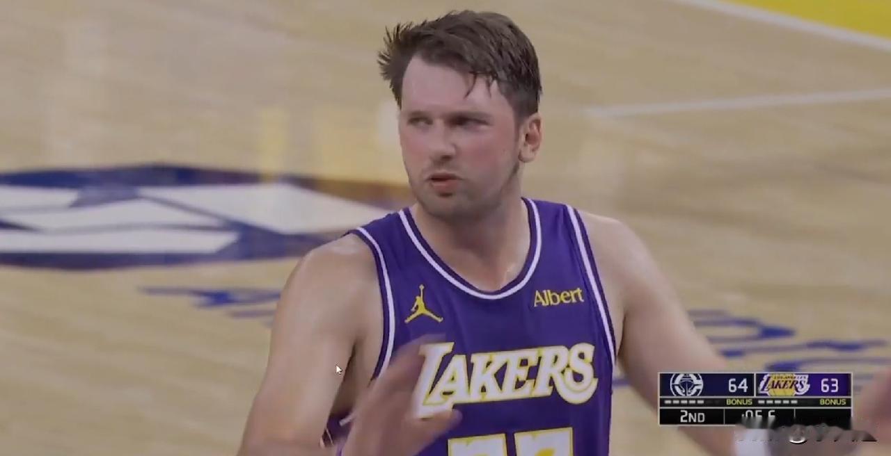 命中率感人！NBA常规赛，湖人击败同城快船，东契奇23分+6板+7助+11误，2