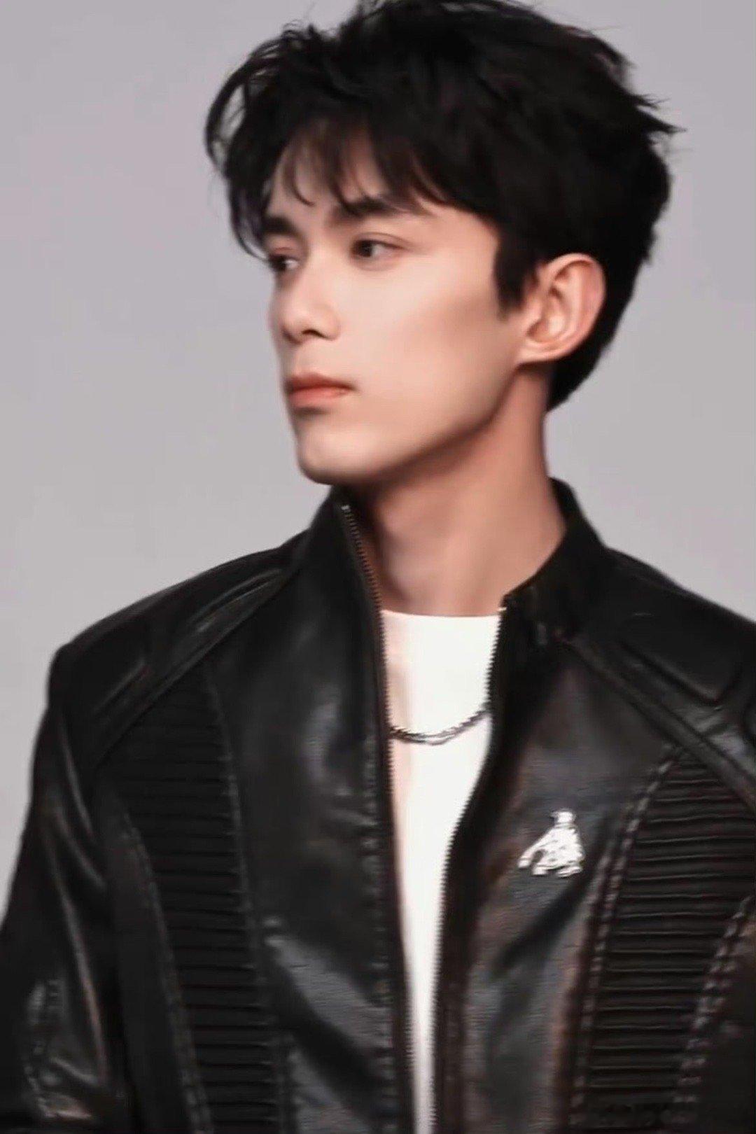 吴磊 黑色皮衣最严厉的父亲 点开视频就停不下来！吴磊黑色皮衣帅炸，酷炫狂拽潮男风