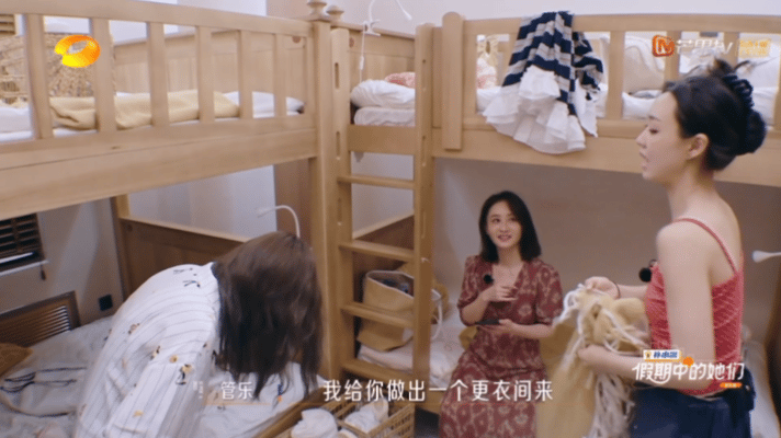 管乐人形移动更衣室 管乐这波操作让人好感拉满！淋浴间爆满时主动当人形更衣室，用身