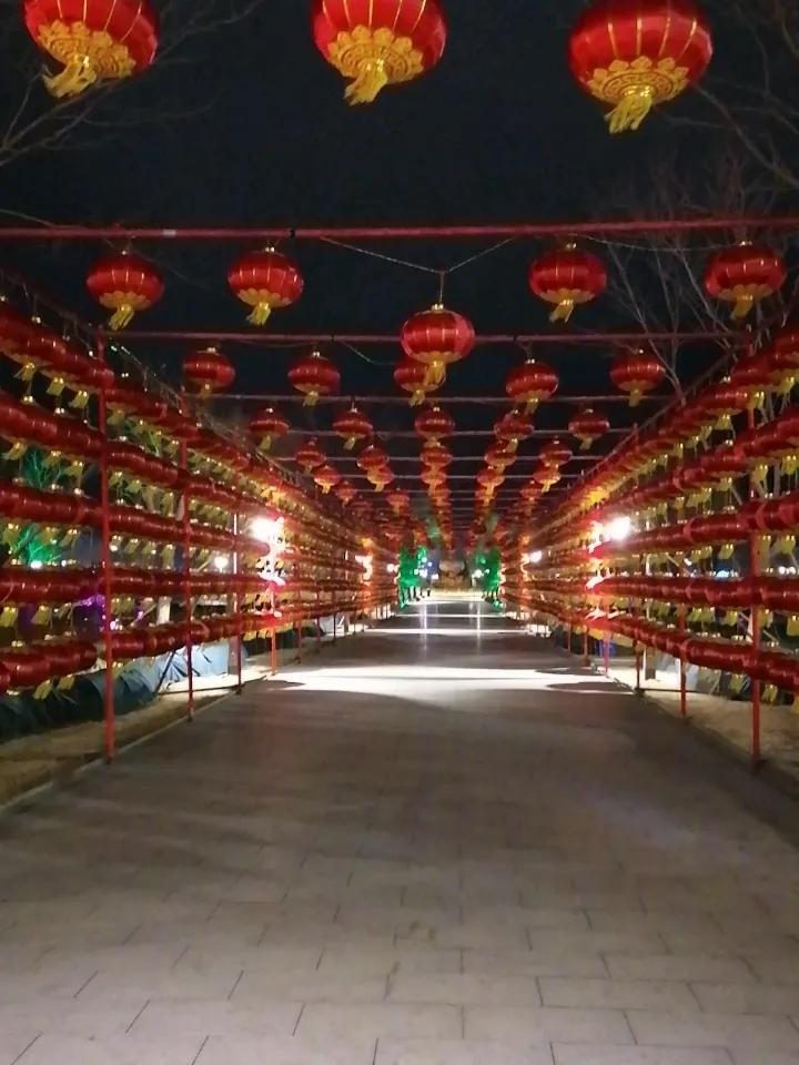 红灯笼本应是应州大地过年时那抹最亮丽的红，寓意着红红火火、团圆美满、光明照宅和福