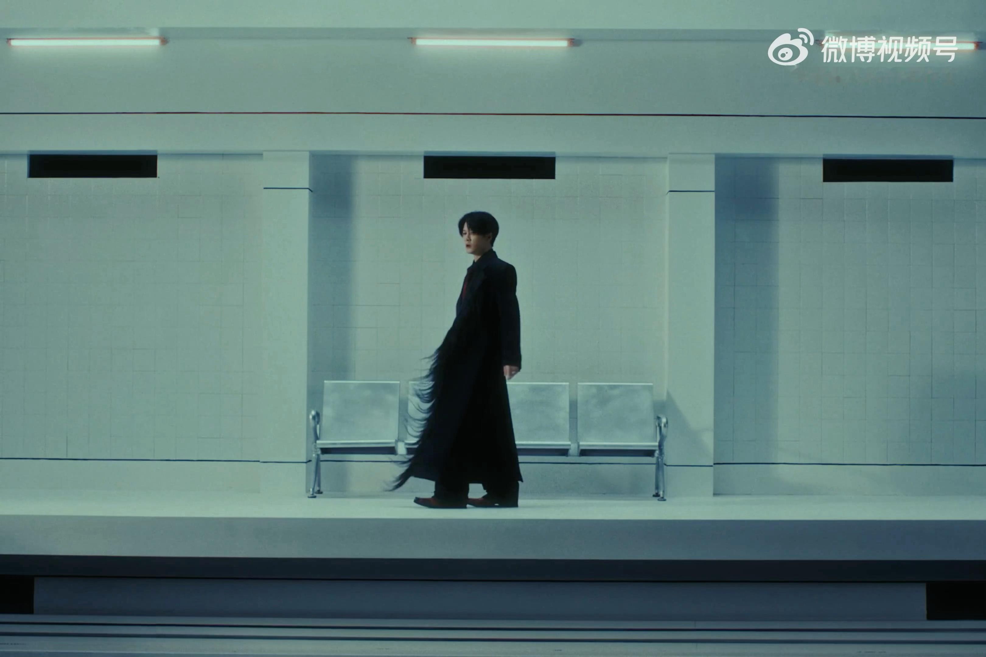 “寻找与被看见，在此同时发生”一直在车站里寻找出口，但总是循环往复回到同一个起始