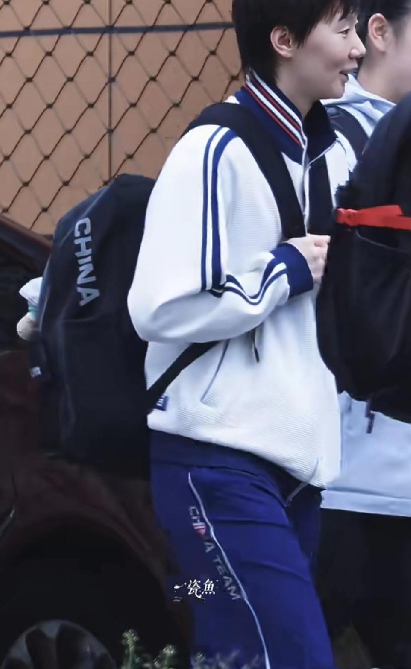 成都国乒训练基地，王曼昱与体能教练和徐奕、孟队医一起下训。
下训往回走的曼昱看起