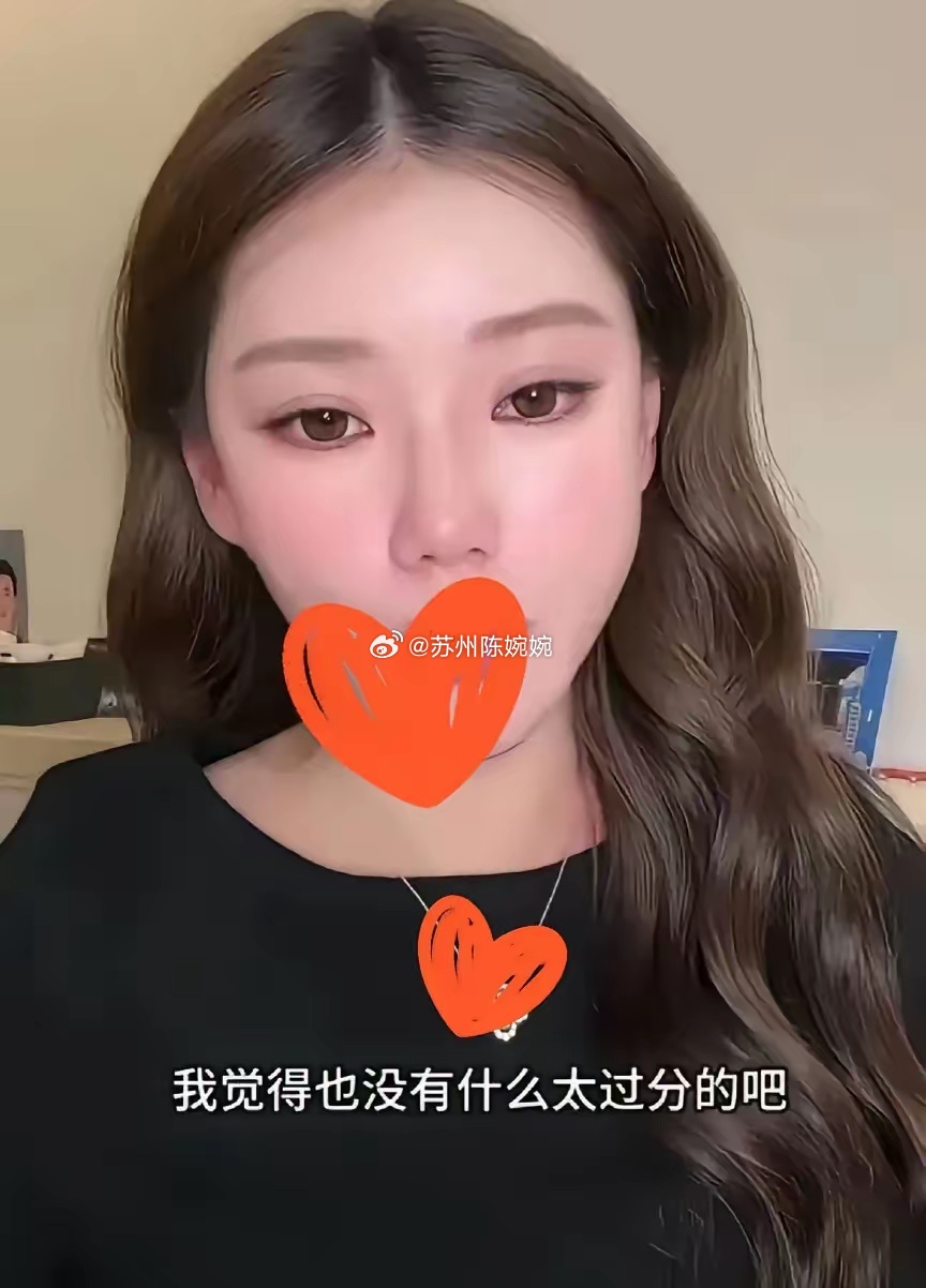 筱梅觉得自己很委屈！有人说汪宝儿满月酒，兰姐和汪爸爸都没参加，是筱梅自己造成的，