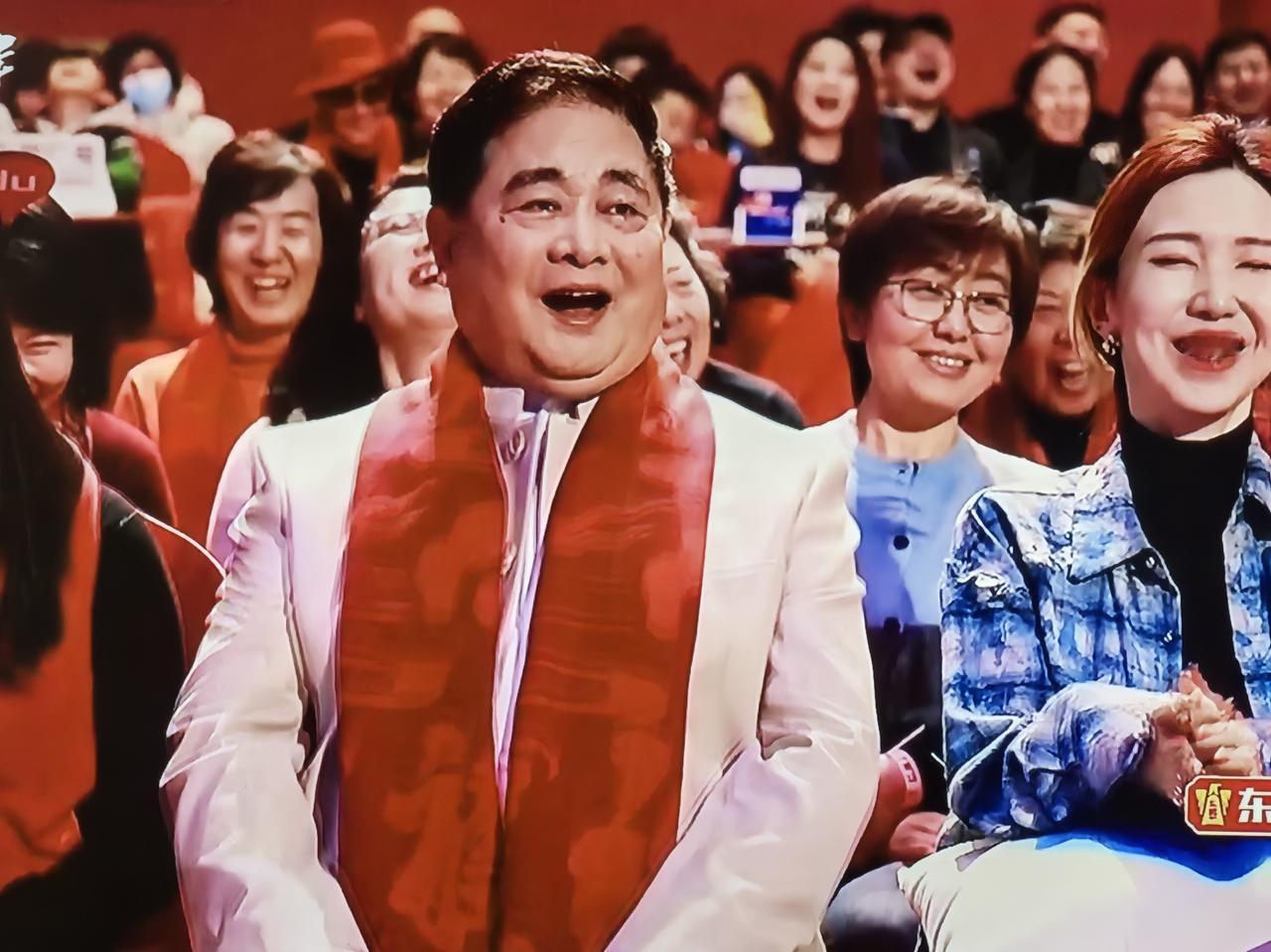 都说在现场跟电视机前不一样，我领教了。一样的节目，现场的观众笑得前仰后合，我在电