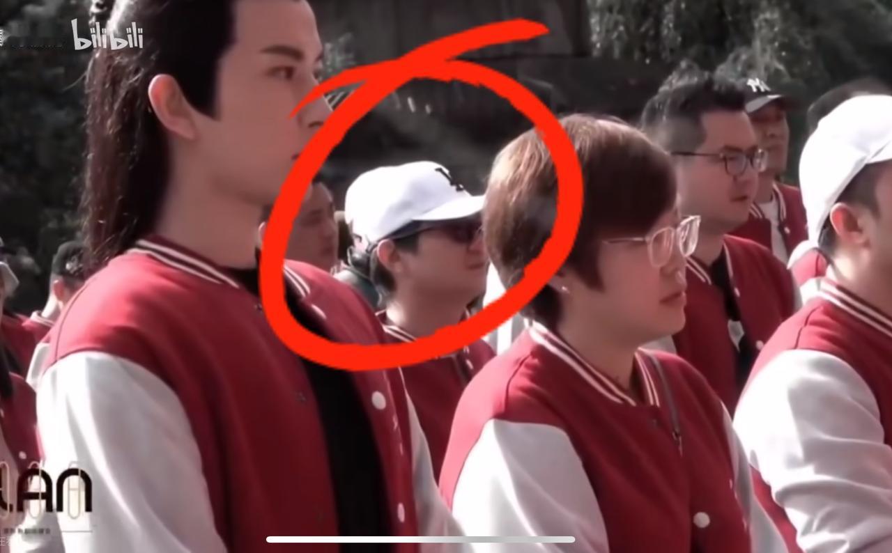 这人是谁，

长得好眼熟，

他不是说不认识小于吗，怎么两人出现在同一个剧组里。