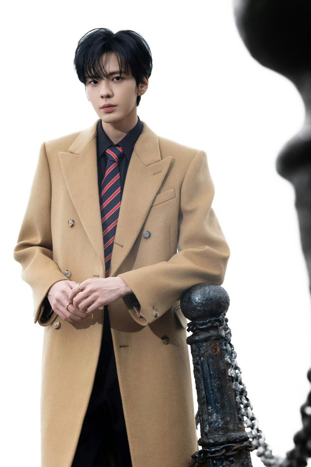 毕雯珺帅得我有心事了 浅棕大衣造型太杀！黑衬衫配条纹领带，海边的他帅得有氛围感，