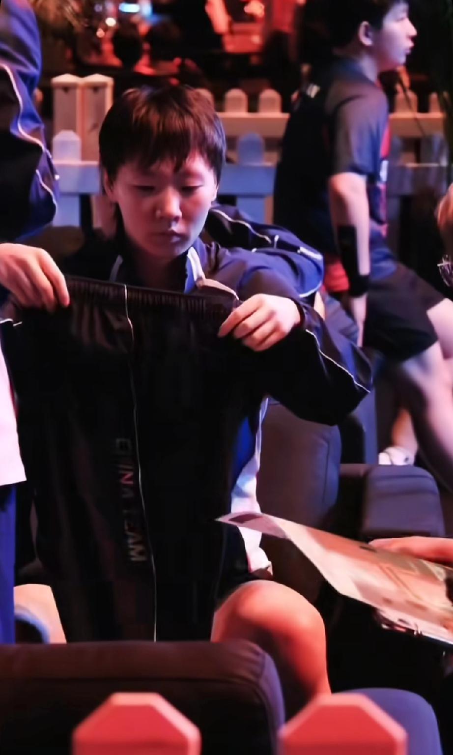 WTT新加坡大满贯王曼昱首日首秀前候场区，任浩教练结束陈幸同的场外工作后，就来陪