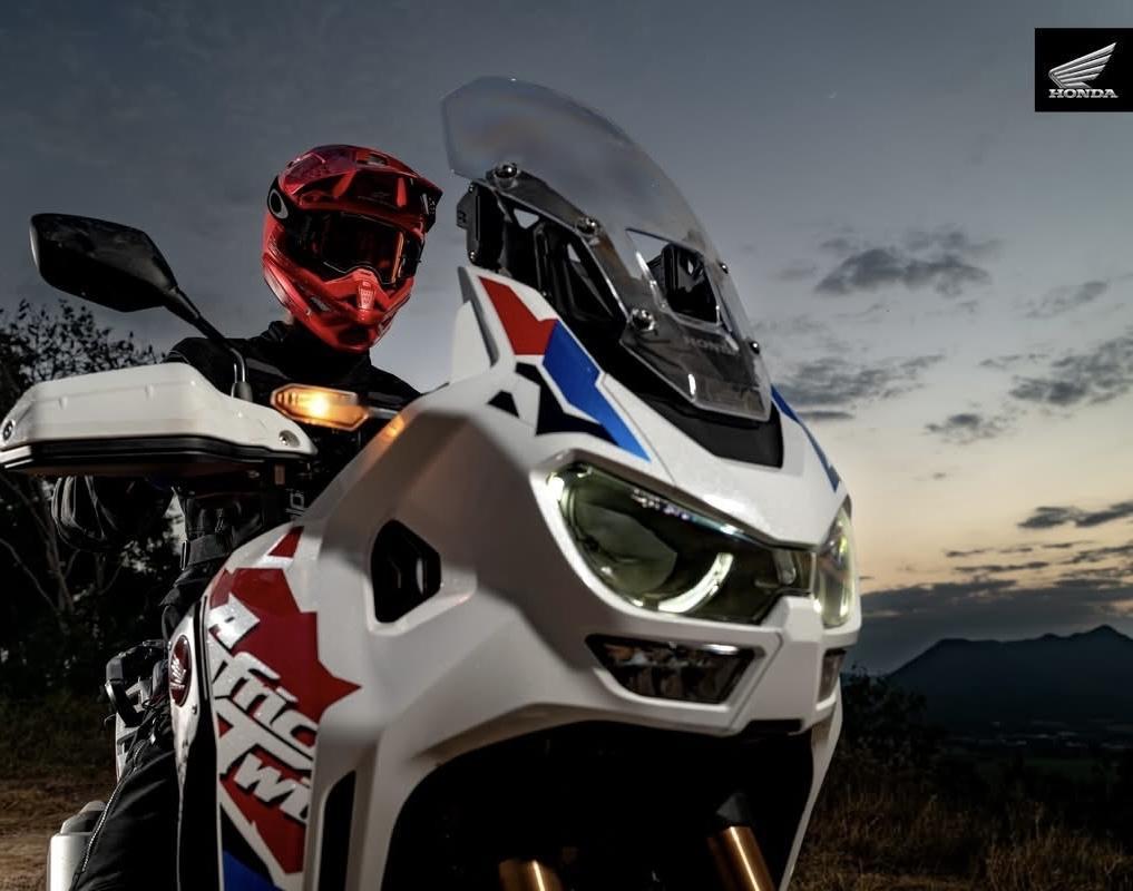 这一路独自走过漫长，
才明白最珍贵的品质是：
清醒、独立、生动、鲜活，
以及对自