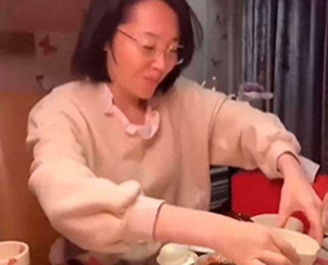 57岁许晴一顿早餐10道菜：不婚的人生，何必套世俗模板