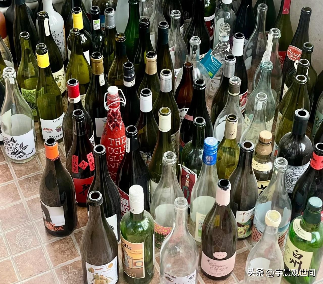 今天我去废品回收站把家里积攒的塑料瓶子和玻璃瓶拿去卖了，到了现场人家老板只收塑料