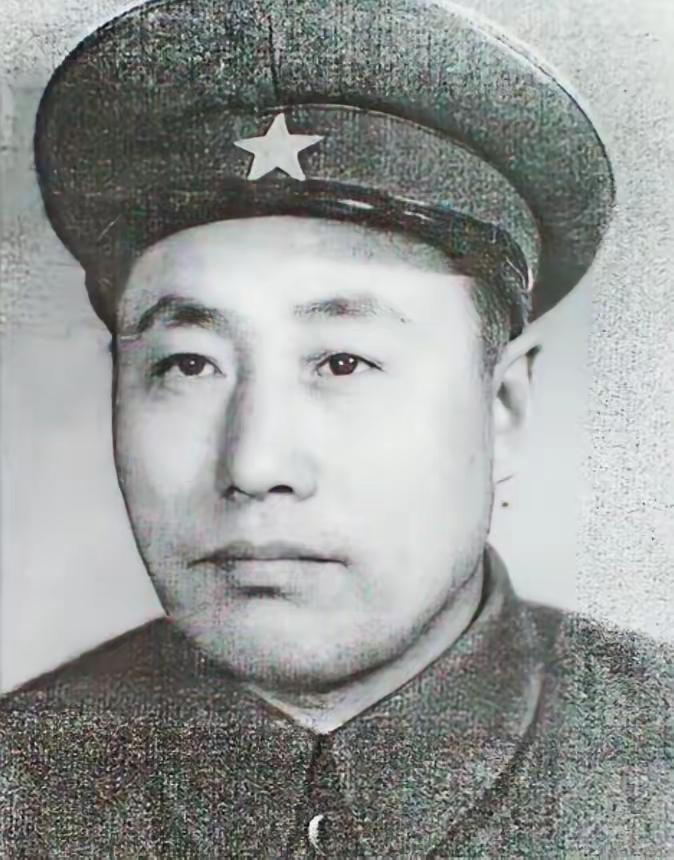 1944年，东北抗联将领于天放在黑龙江被捕，他夜里借口上厕所，用烙铁狠狠砸向看守