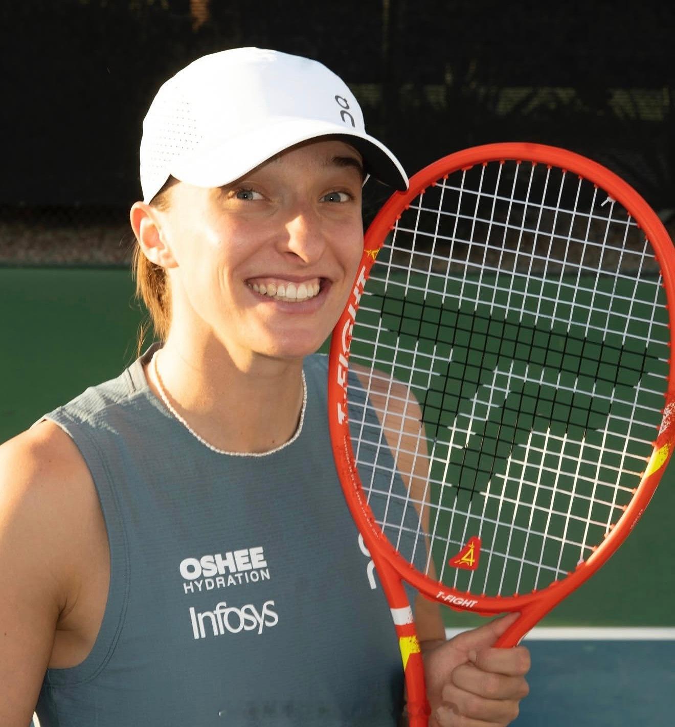 斯瓦泰克模仿自己小时候的照片。 