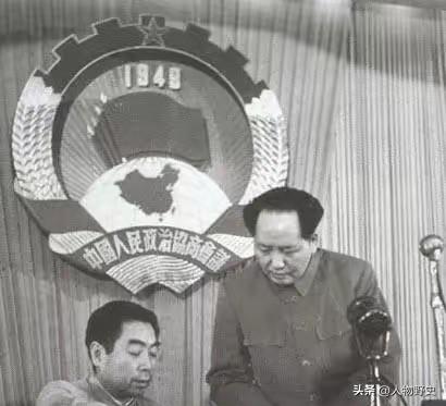 毛主席是如何评价周总理的？他说：“我的接班人第三个是周恩来，这个同志在国际活动方