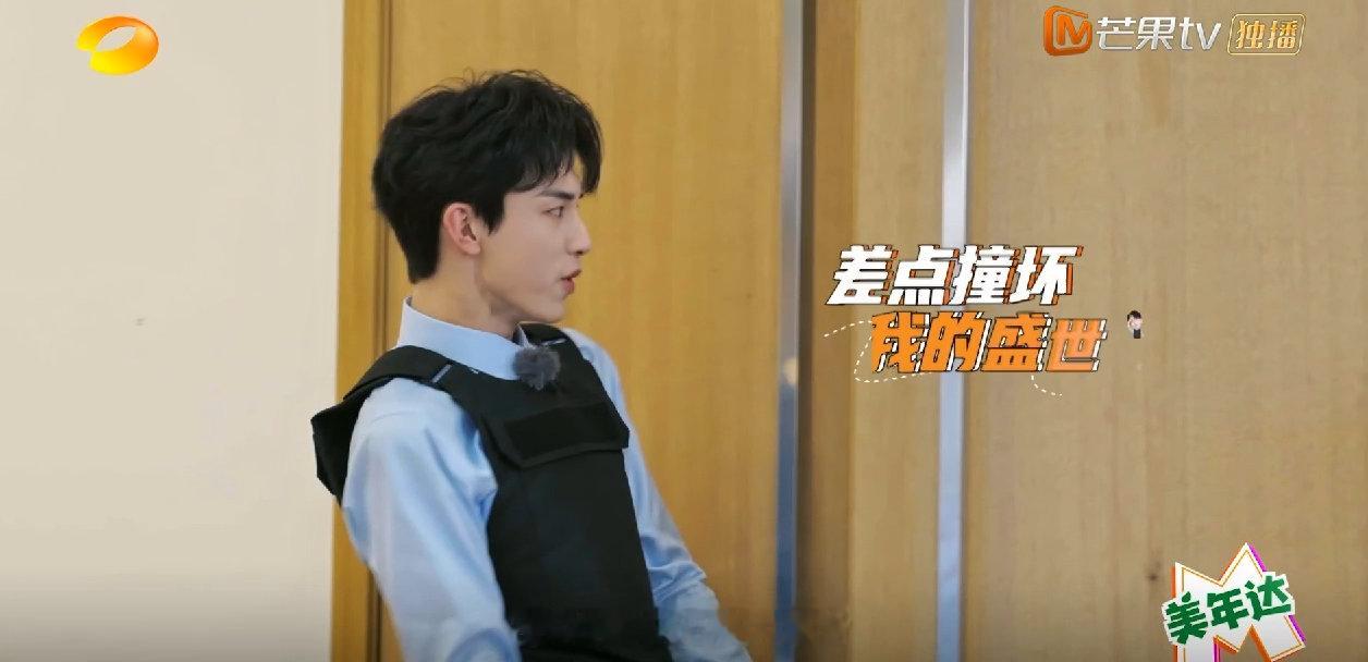 #周也郭俊辰偷感#一个是佛 系打工人周也一个是积极保安郭俊辰，周也一推门给门后郭