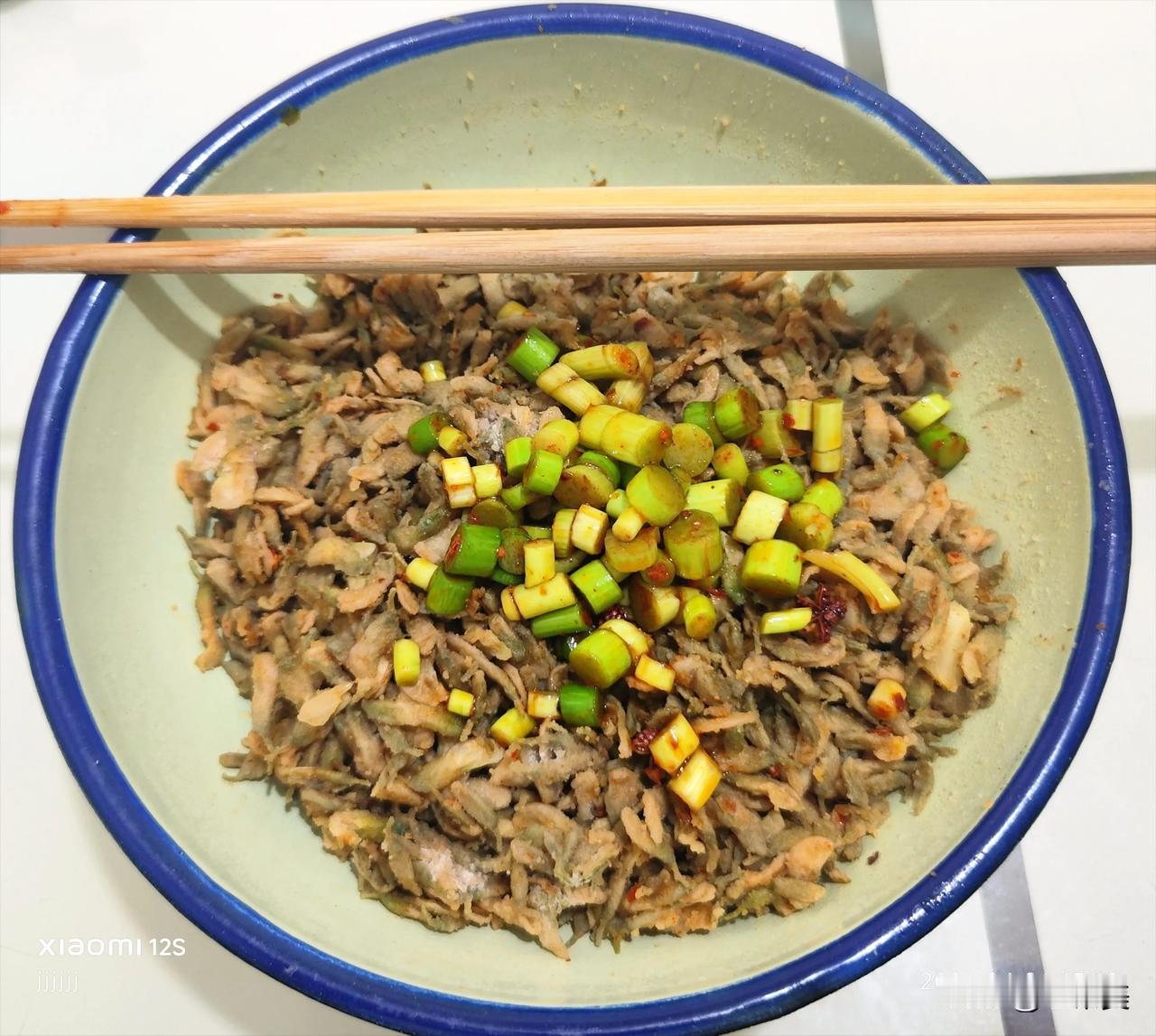 真香啊，黑小麦面粉蒸的槐花麦饭，是春末独一份的限定美味。前一天，我特意搬了凳子守