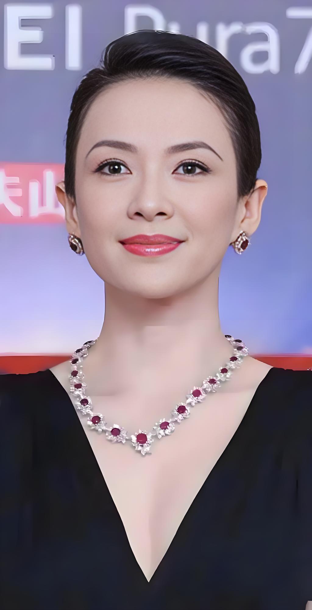 章子怡心里会很不舒服吗？
近几天，不断有网友撰文称，章子怡这几天心里肯定会极不舒