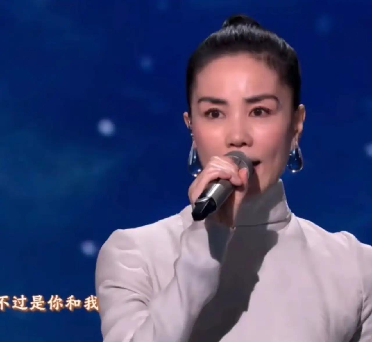 看了王菲的后台视频
真是冤枉她的眉毛了
她化妆的时候，其实化妆师是涂了一层桃红色