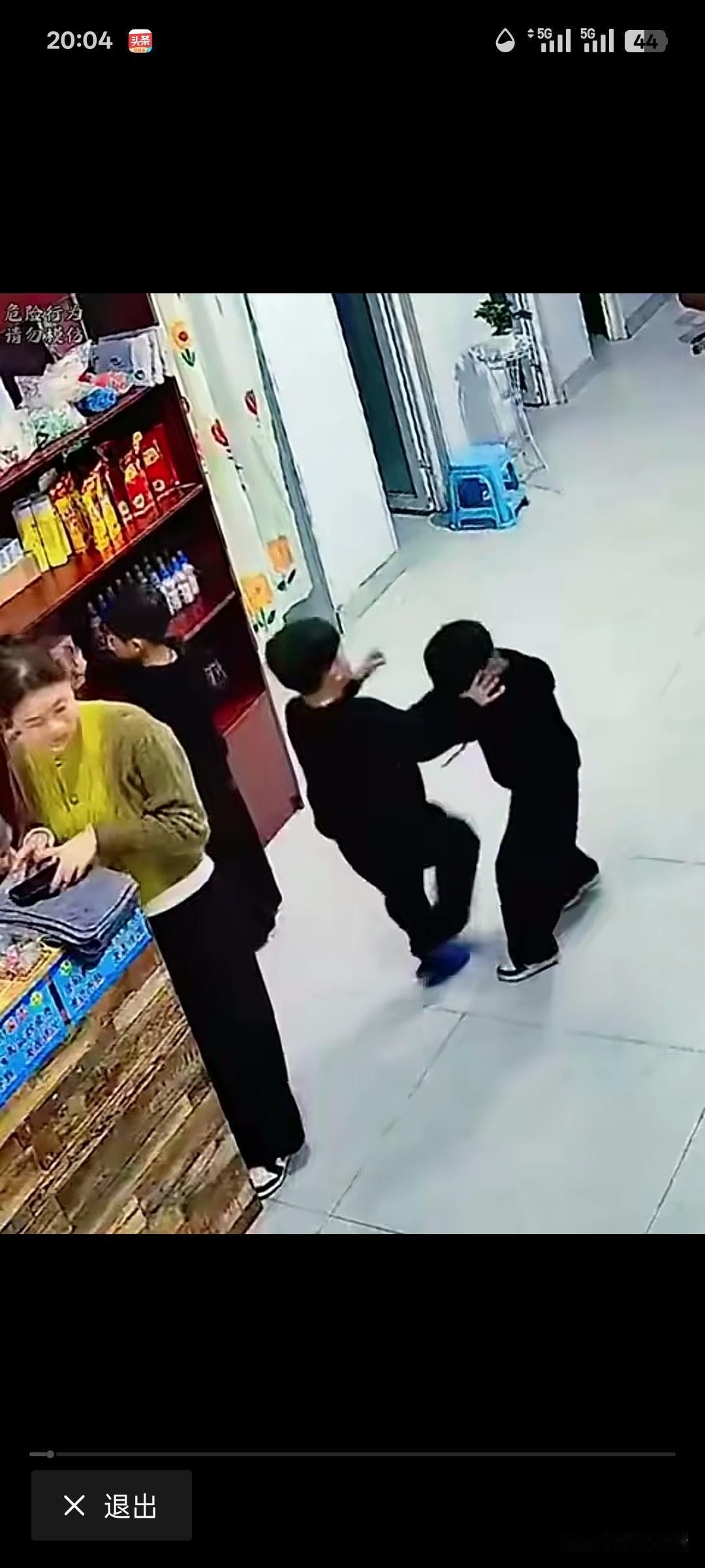 三胞胎儿子打架，
老妈迅速冲了过去，
拉不开两个儿子打架，
随着第三个儿子加入现