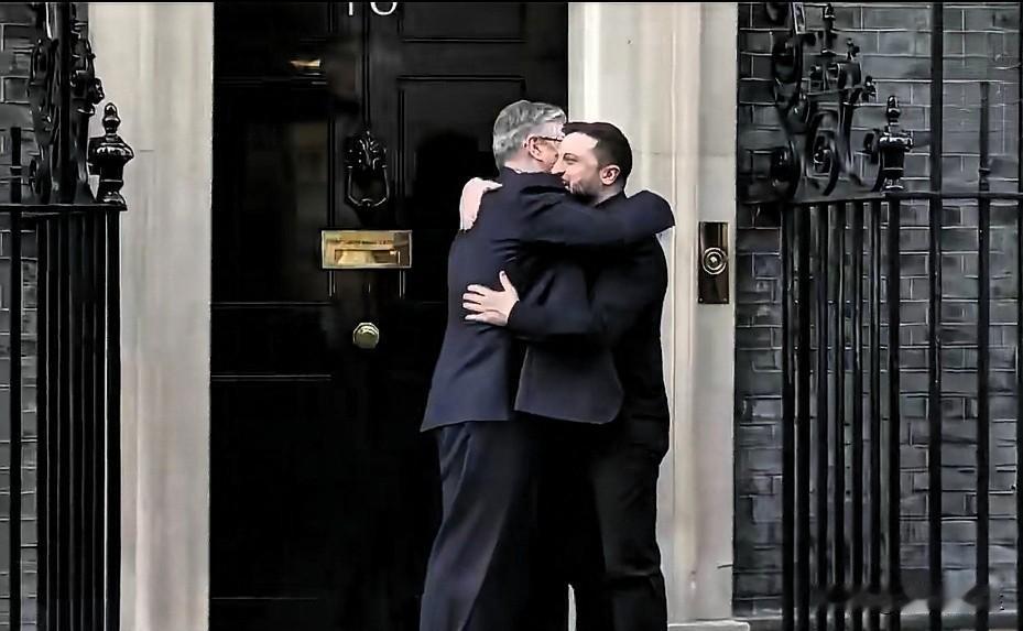 乌克兰总统泽连斯基抵达英国伦敦唐宁街10号，与斯塔默会面。

斯塔默表示，在伊朗