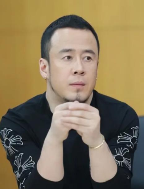 1996年，白雪宣布和杨坤分手，临别前，她扯下脖子上的项链递给杨坤，说道：“留个