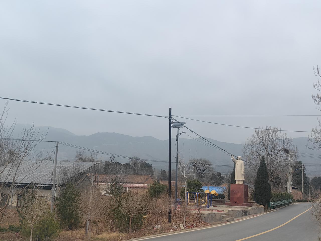 路过一个小村庄，主席就站在路边，指挥人民向前走，勇往直前。[送自己一朵花][送自