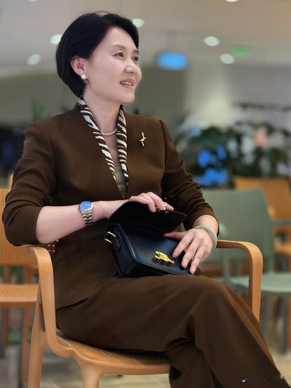 真正成熟有气质的女人，不靠浓妆和名牌撑场面。待人有分寸，遇事不急躁，不会到处诉苦