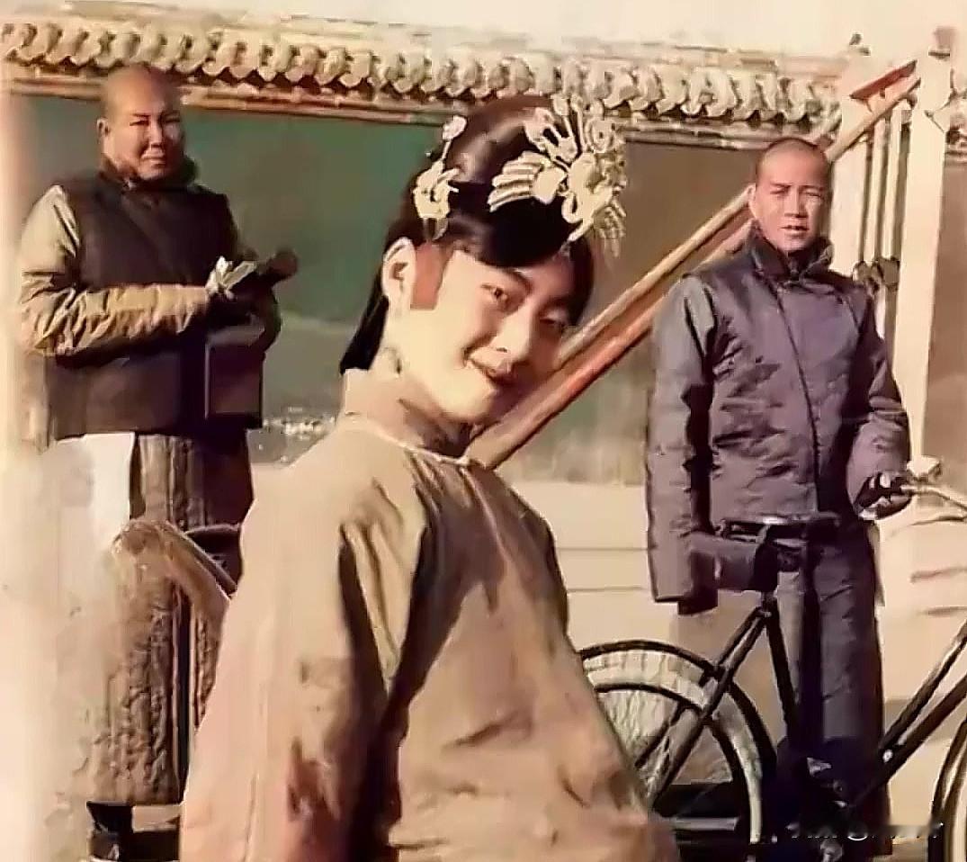 那天，婉容又一次召太监孙耀庭入内室伺候沐浴。当华贵的衣袍褪下后，孙耀庭却觉得一股