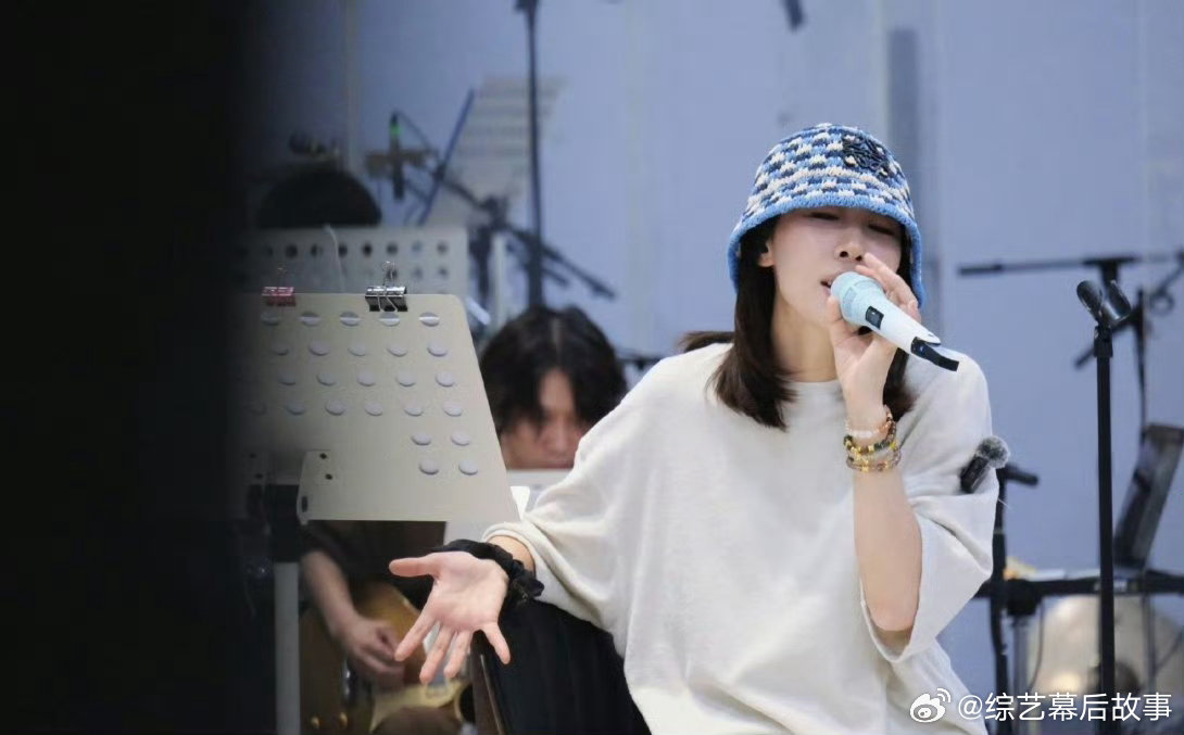 歌词发问我欠你啥子嘛，粉丝集体回应欠一张深圳演唱会票！列车舞美、故事感现代舞、新
