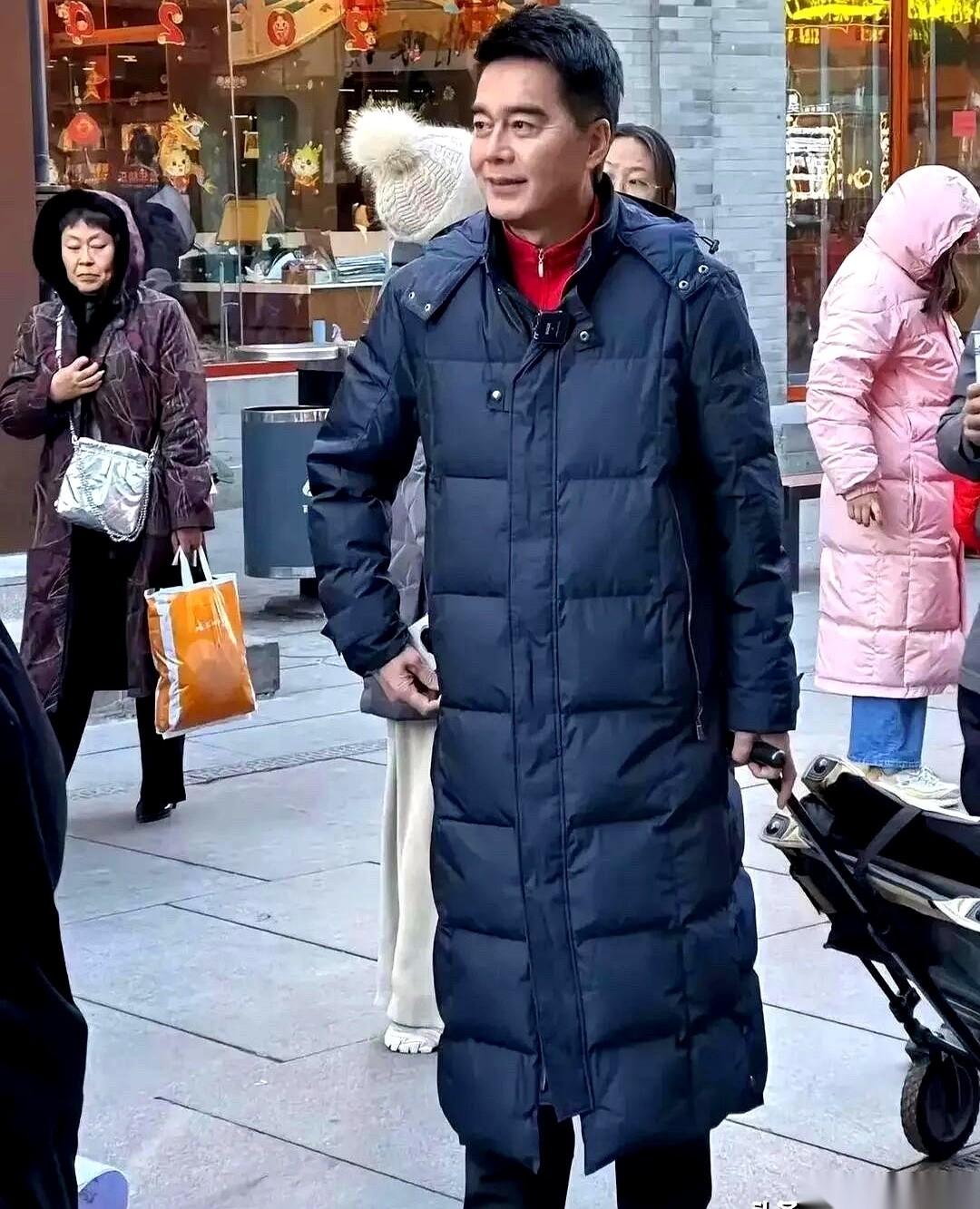 一张照片，就一张，直接把人看懵了。
照片里的男人，穿着最简单的衬衫，六十多岁了。