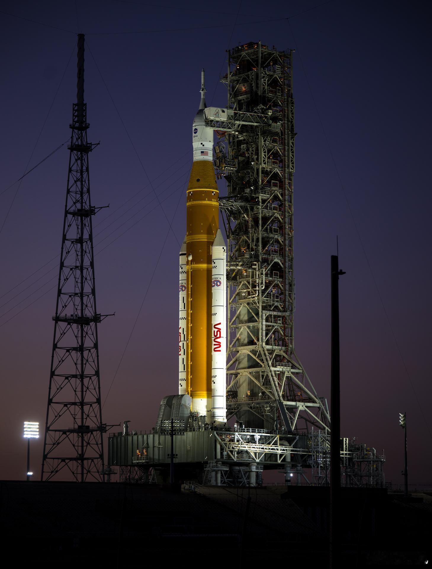 阿尔忒弥斯二号发射任务第二次湿彩排进入倒计时阶段，湿彩排将持续两天，包括加注前准