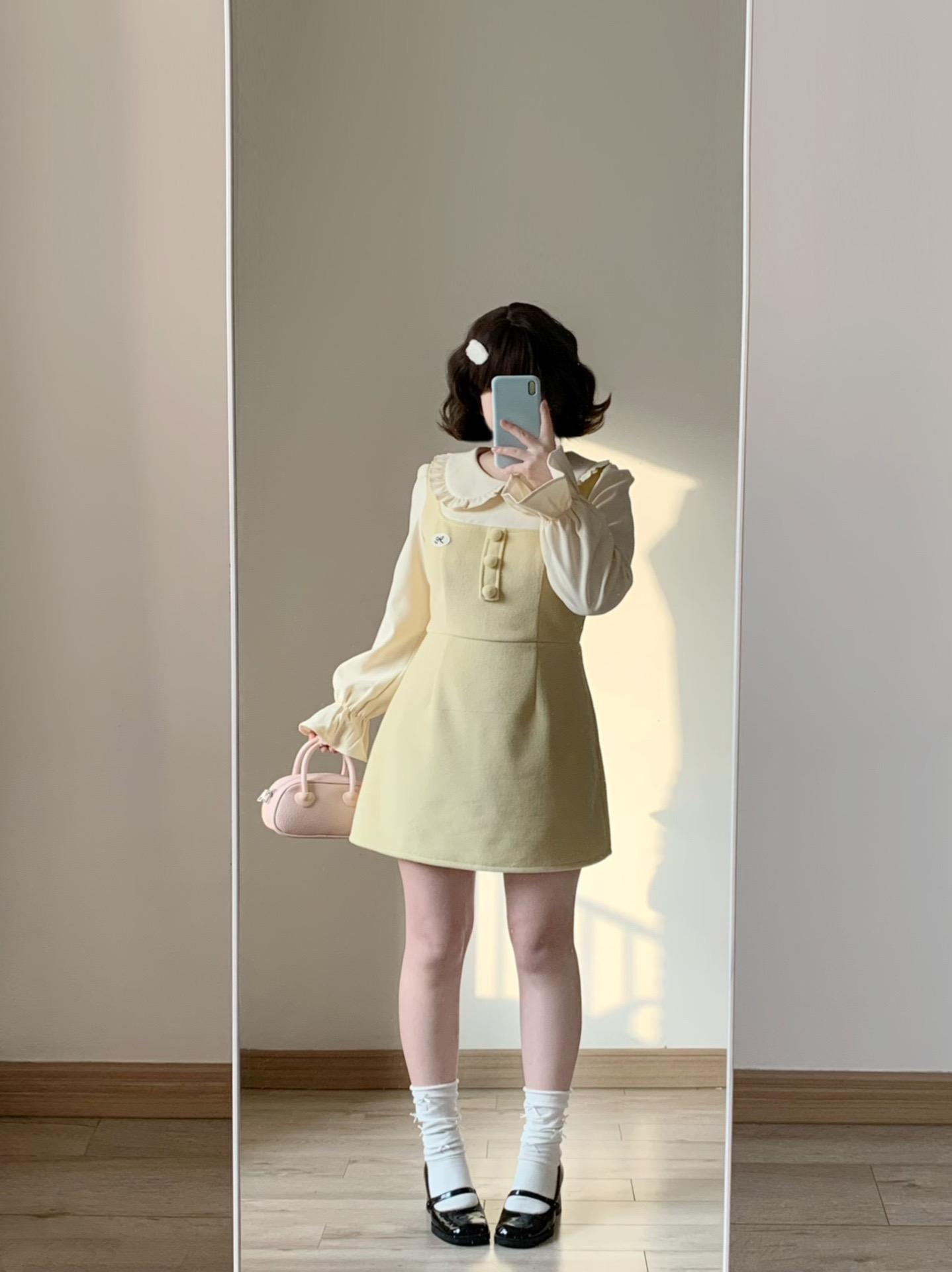 少女感娃娃领连衣裙。