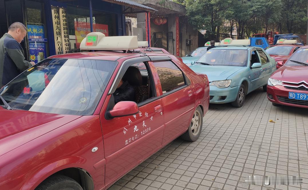 在荆州，开出租车和开网约车，哪个更挣钱？我专门去了解了一下。荆州的出租车大多是两