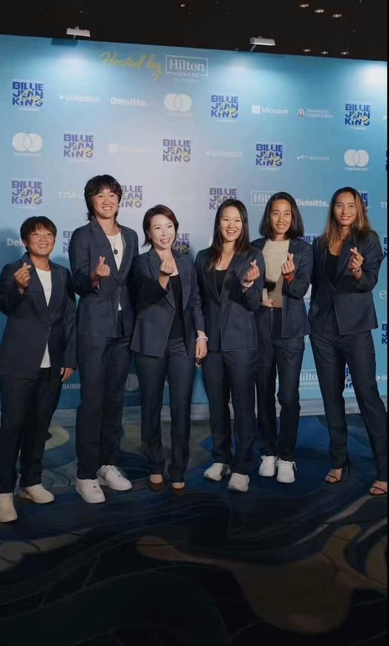 郑钦文西装高跟鞋亮相比利简金杯，唯一一个穿高跟鞋的，绝对超模！
一天天看到郑钦文