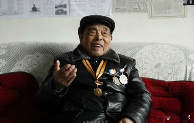 1941年3月，上高会战正处胶着状态，敢死队长吴尚志一刀割破左手食指，写下七字血
