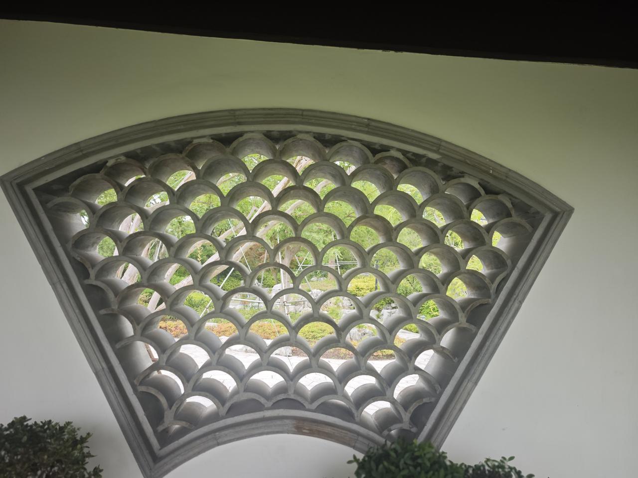 在公园的一角仿古建筑群，亭台楼阁错落有致，雕梁画栋平添几分古色古香和诗情画意。像
