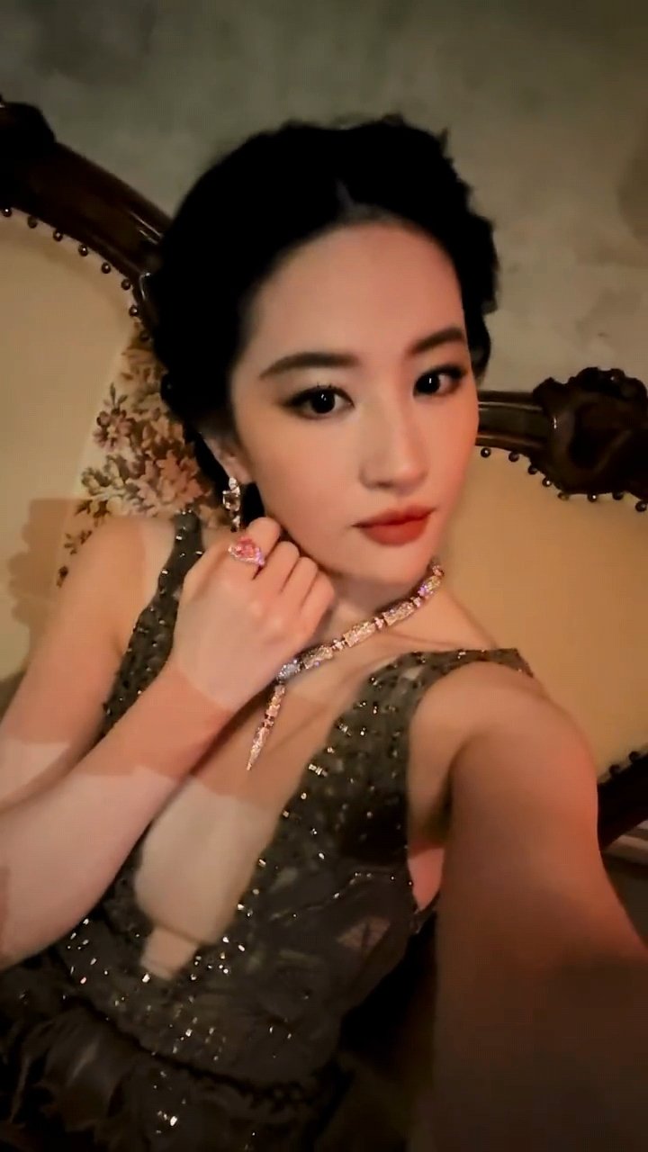 刘亦菲小猫玩手机刘亦菲小猫玩手机即视感刘亦菲小猫玩手机即视感，美萌美萌的太可爱了