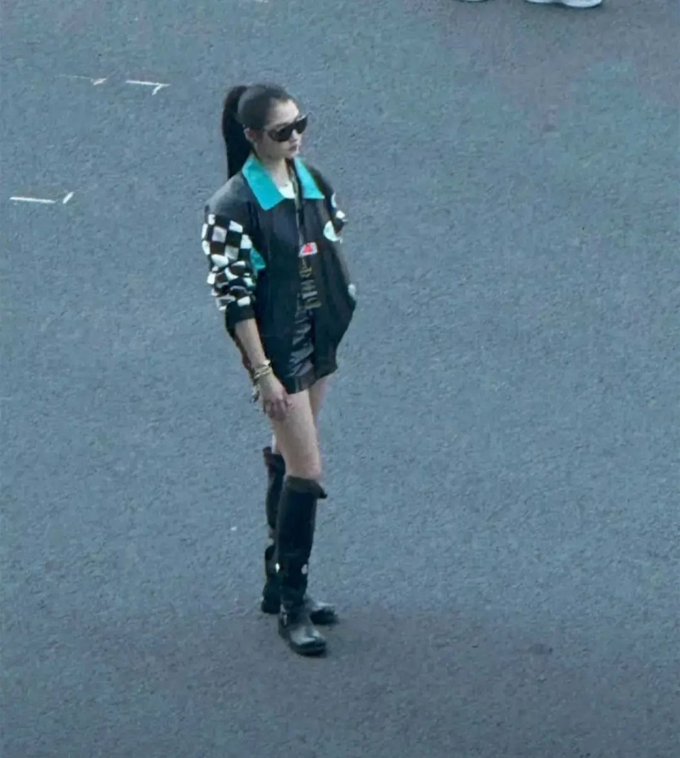 关晓彤这腿真的太长了吧，简直就是超模的身材 