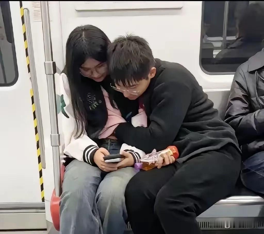 都这么急性子么？

现在的年轻人真是一点也不避讳，公共场合都上起手来了。

这在