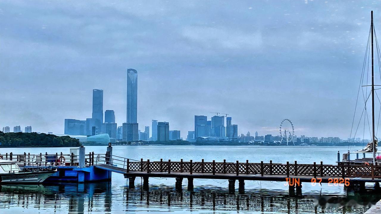 周末绕湖晨跑13.14公里，一身大汗淋漓，一身轻松酸爽！[捂脸][捂脸][捂脸]