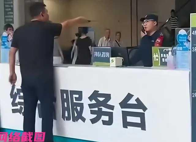 安徽某医院门诊大厅内正在举行处置应急突发事件演习，一切有模有样，众人也全力配合细