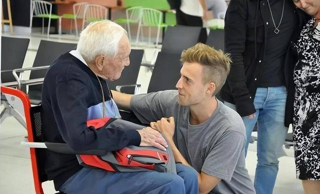 活得太久是什么感觉？104岁的科学家，在家人的陪同下远赴瑞士安乐死，在30秒后突