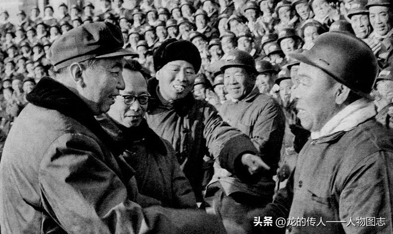 华主席在唐山东方红广场亲切接见唐山市各条战线的劳动模范、先进工作者、先进单位的代