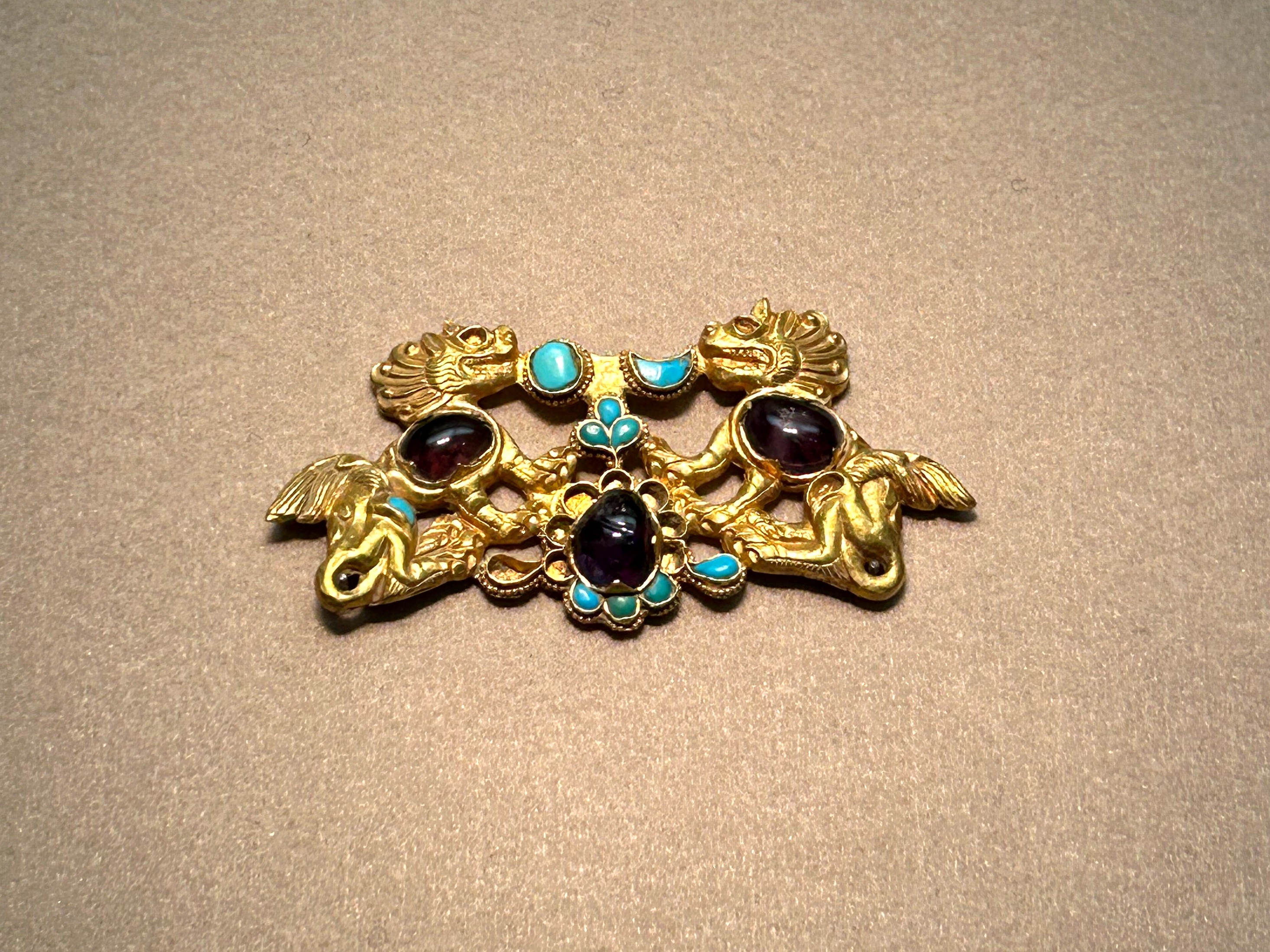 青海都兰热水墓群2018血渭一号墓出土的公元8世纪嵌宝石双狮日月金牌饰 