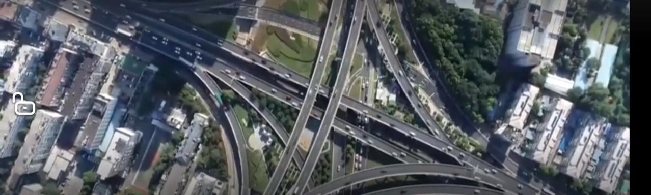 马年新春，“流动中国”热气腾腾。亿万旅客踏上归途，车流、人流交织成一幅生机盎然的