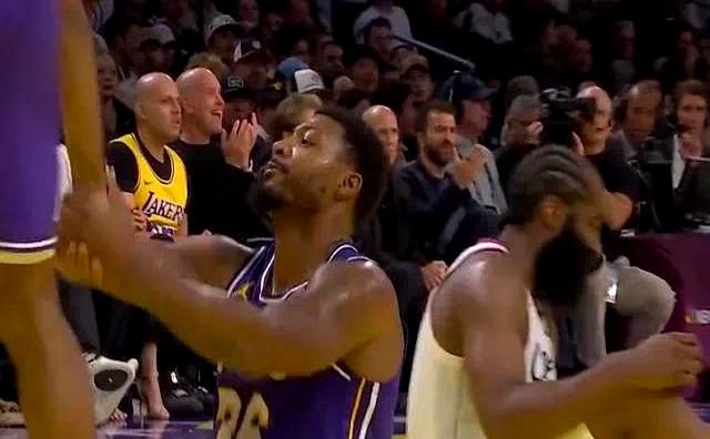 快船湖人爆发冲突！哈登小卡第四节低迷。
 

我就看着裁判的哨子不停地响，然后两