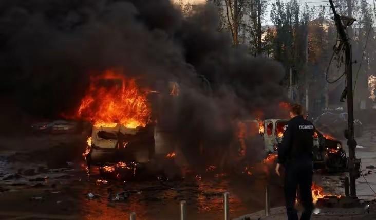 15分钟20次大爆炸，基辅到处是爆炸声、哭喊声，俄把乌克兰内部巨大危机炸出来了！