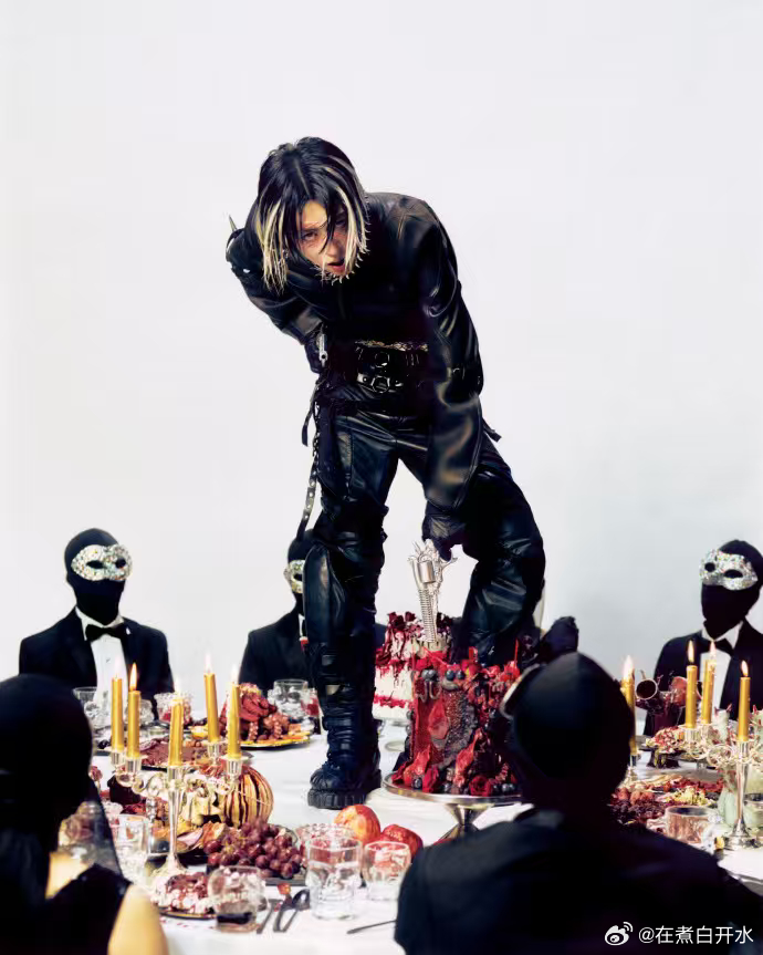 小鬼新歌有MV小鬼顶级阴湿男鬼味小鬼新歌MV氛围感拉满，暗黑造型与阴湿男鬼味超有