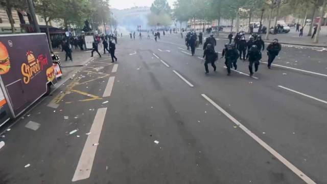 #法国多地抗议再爆冲突##法国多地冲突近千人被拘#10月24日，法国骚乱继续。法国内政部统计约41万