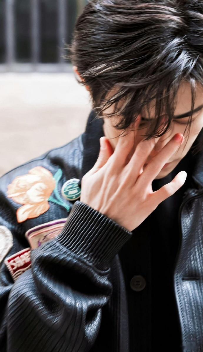 易烊千玺好有张力的一双手易烊千玺好优越的一张脸他的脸太有故事感了！从《送你一朵小